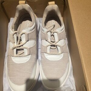 Clarks Men’s Beige and White Casual Lace-Up Sneakers